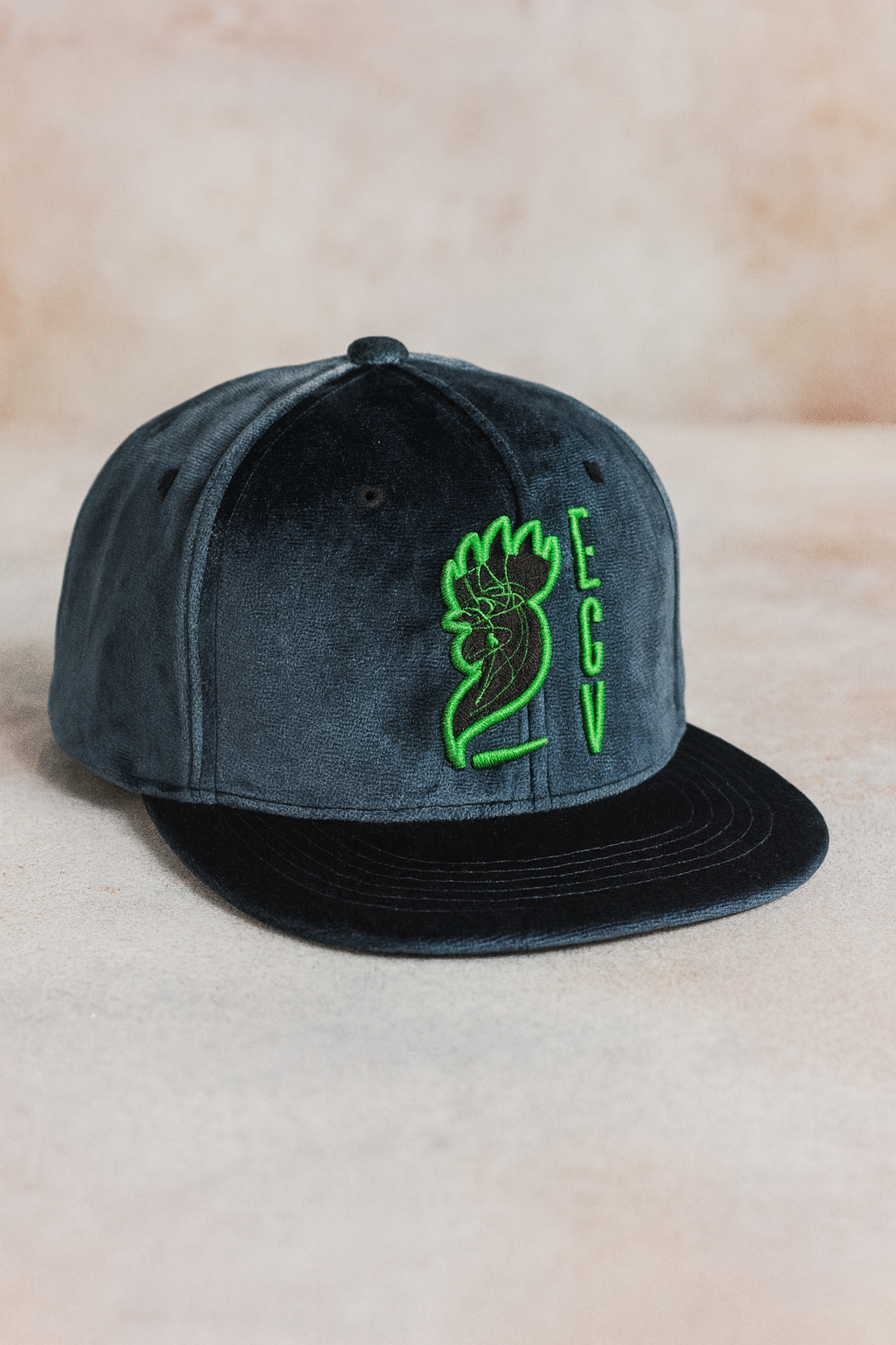 GORRA BORDADA DE TERCIOPELO EGV