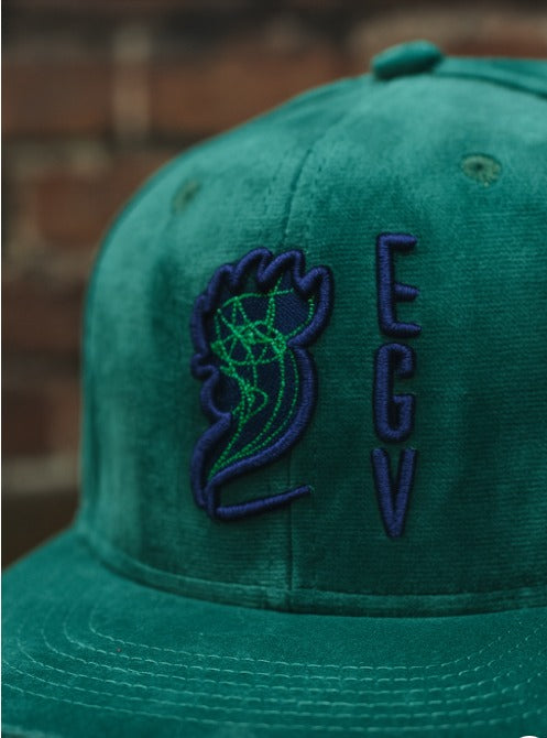 GORRA BORDADA DE TERCIOPELO EGV